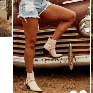 Billini Ellison Bone Bootie size 7